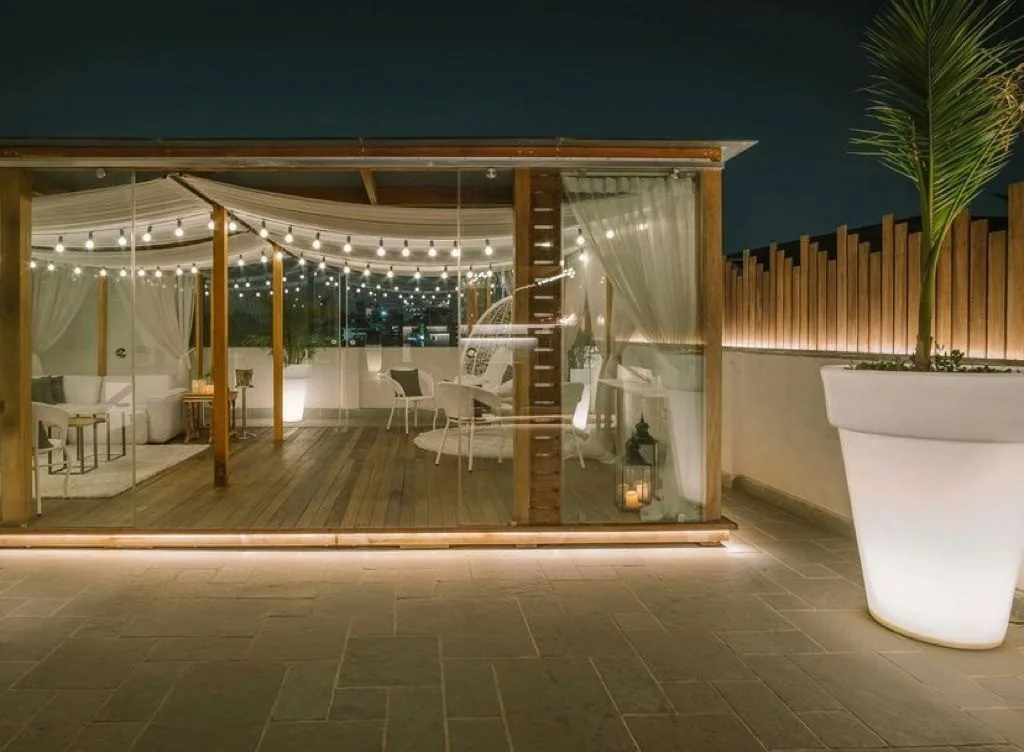 Outdoor entertaining terrace with bar counter